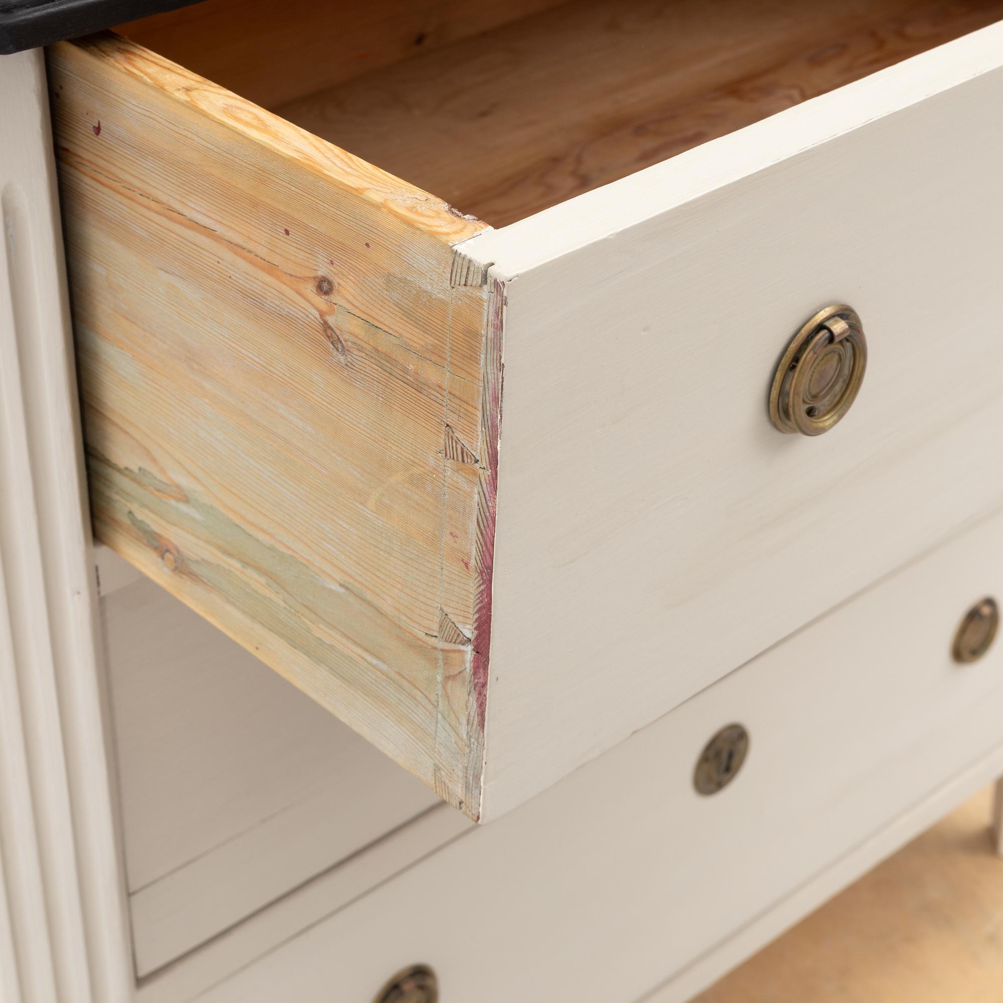 Chest of drawers, Gustavian style, 20th century.