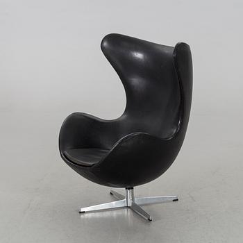 ARNE JACOBSEN, fåtölj, "Ägget/ The Egg Chair" för Fritz Hansen, Danmark 1960-tal.