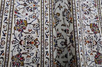 A carpet, Kashan, ca 295 x 194 cm.