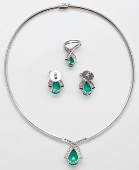 GARNITYR, 3 delar. Halsband, ring och örhängen. Baguetteslipade diamanter 5.8 ct. Droppslipade smaragder 20.9 ct.