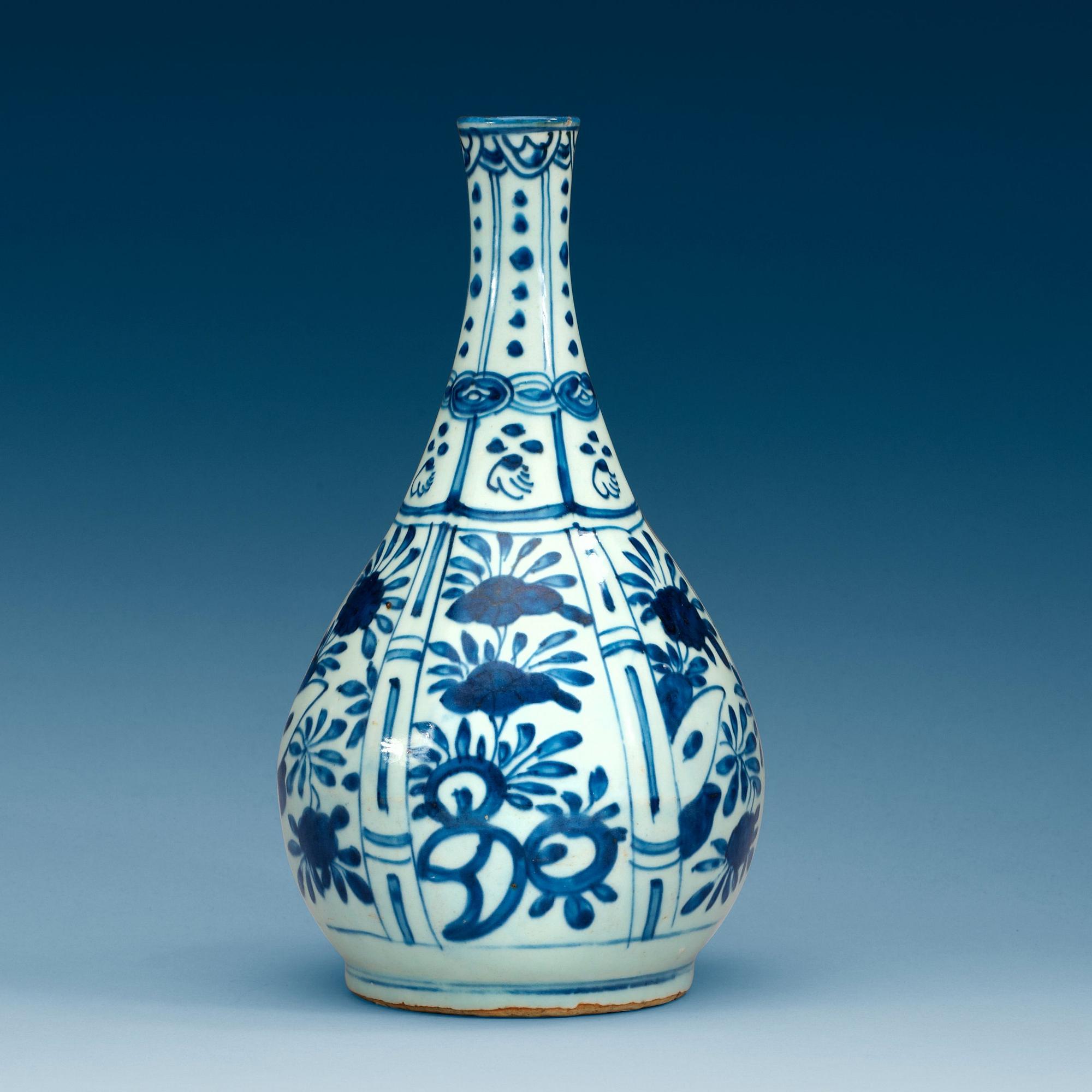 A blue and white flask, Ming dynasty, Wanli (1572-1620).