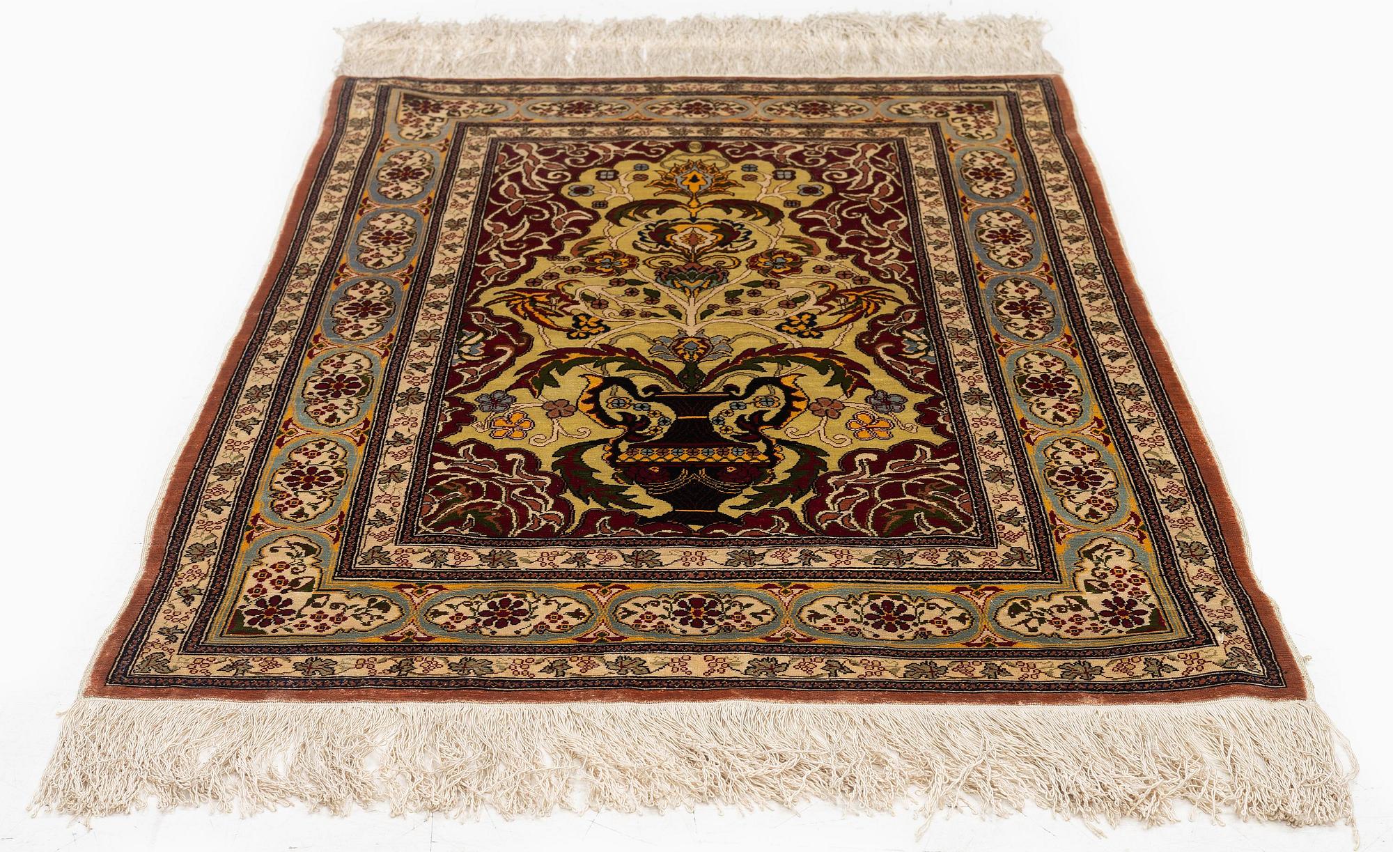 Matta, semiantik/old silke Hereke, Västra Anatolien, ca 103 x 66 cm.