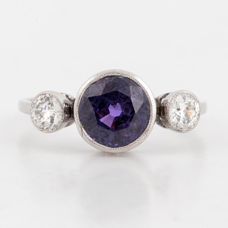 RING, med rund fasettslipad färgväxlande blålila safir och gammalslipade diamanter, med certifikat Gem & Pearl lab.