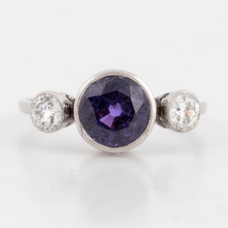 Mixed cut blue change of colour sapphire and old-cut diamond ring, with report Gem & Pearl lab.