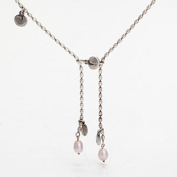 Kirsti Doukas, Halsband, 2 st och ett par örhängen, sterlingsilver och odlade pärlor. Kalevala koru, Helsingfors.