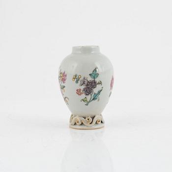 A Chinese famille rose teacaddy, Qing dynasty, Qianlong (1736-95).