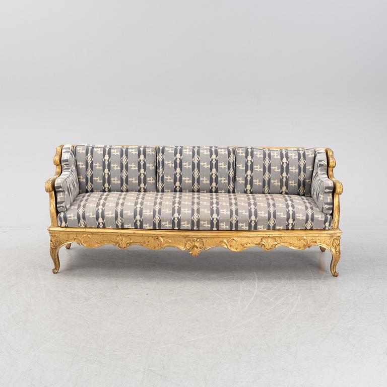 Trågsoffa, rokokostil, 1800-tal, delvis med äldre delar.