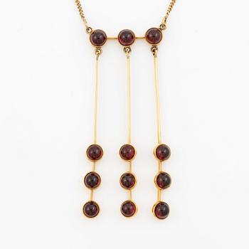 Pendant with chain in 18K gold set with cabochon-cut garnets, HK.
