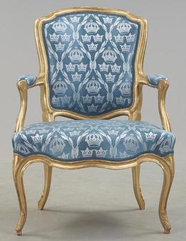 KARMSTOL. Stockholmsarbete, 1700-tal. Rokoko. Med kronprins Gustavs (III) ägarmärkning.