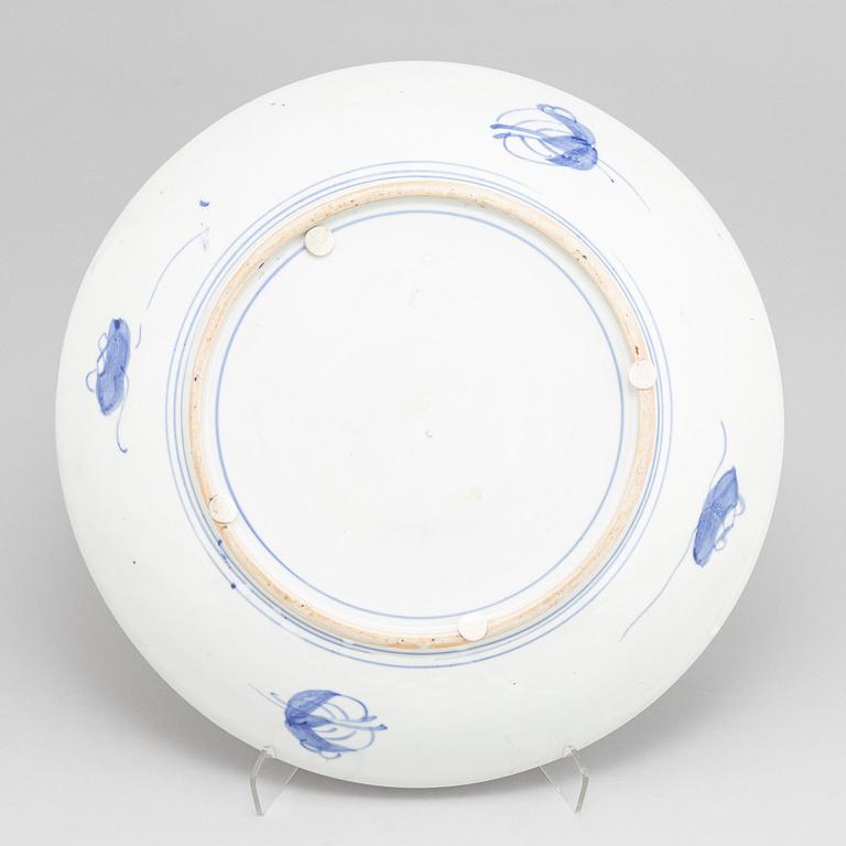 A pair of large Japanese porcelain dishes, 20th century.