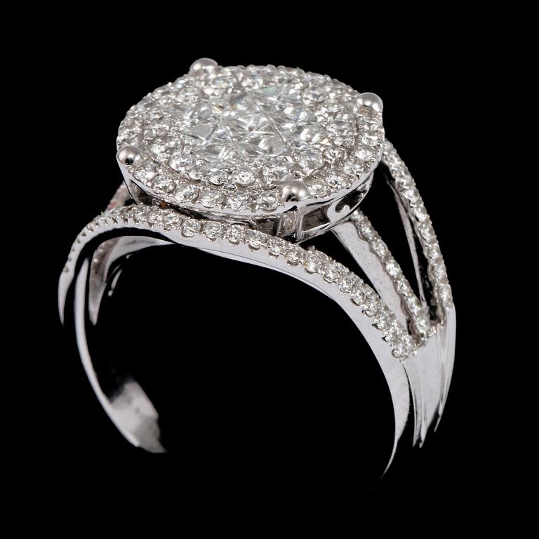 RING, 18k vitguld, med 128 briljantslipade och 9 prinsesslipade diamanter, tot ca 1.31 ct, 2000-tal. Vikt 6 g.