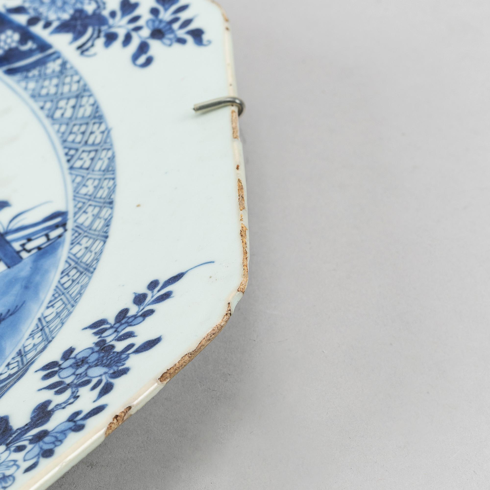 A blue and white serving dish, Qing dynasty, 18th Century.