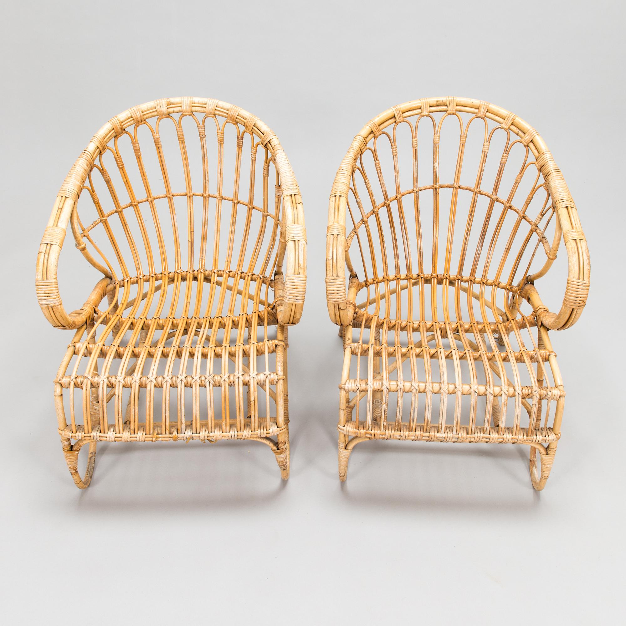 A pair of 1950/60s rattan lounge chairs.