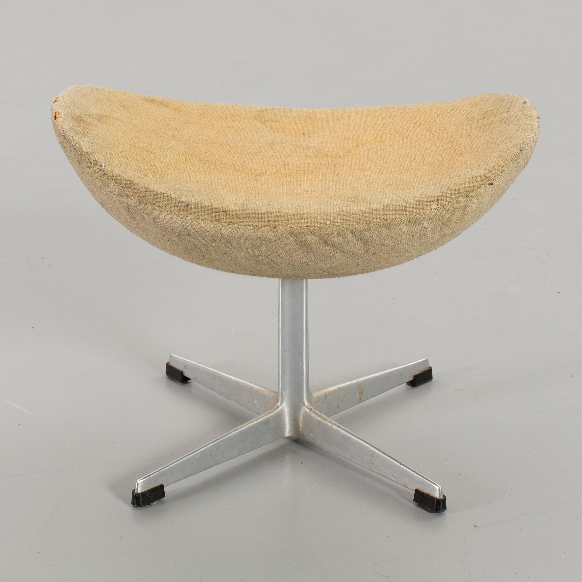 AN ARNE JACOBSEN FOOT STOOL, "Ägget".