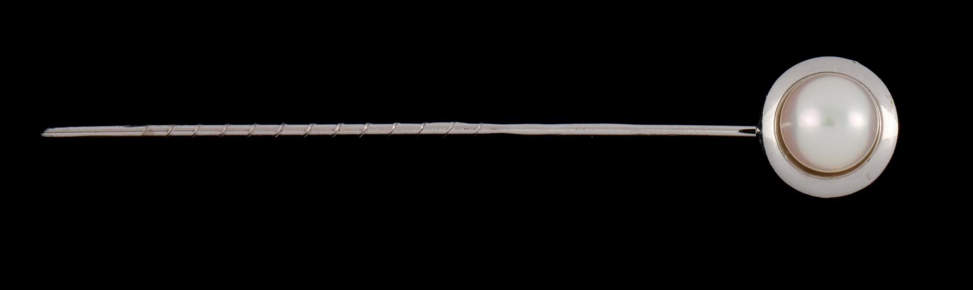 KRAVATTNÅL, 18k vitguld med odlad pärla, per Dåvik, Alton, Falköping, 1986. Vikt 0,5 g.