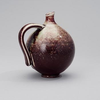 KYLLIKKI SALMENHAARA, A CERMAIC JUG. Signed KS, Arabia.