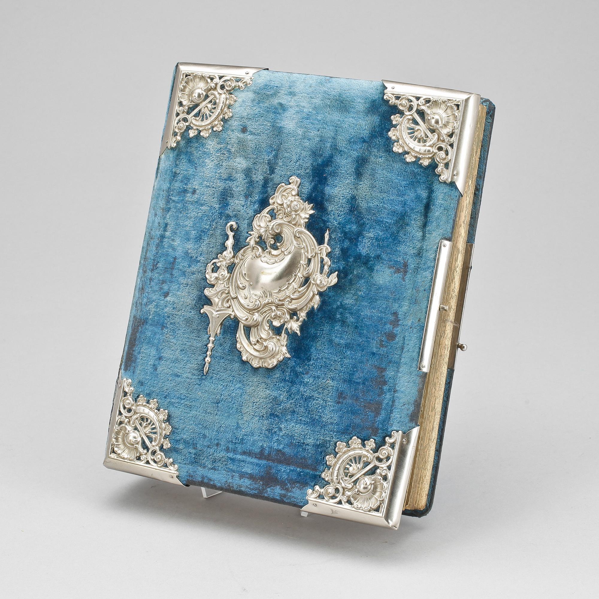 FOTOGRAFIALBUM MED FOTOGRAFIER, sent 1800-tal.