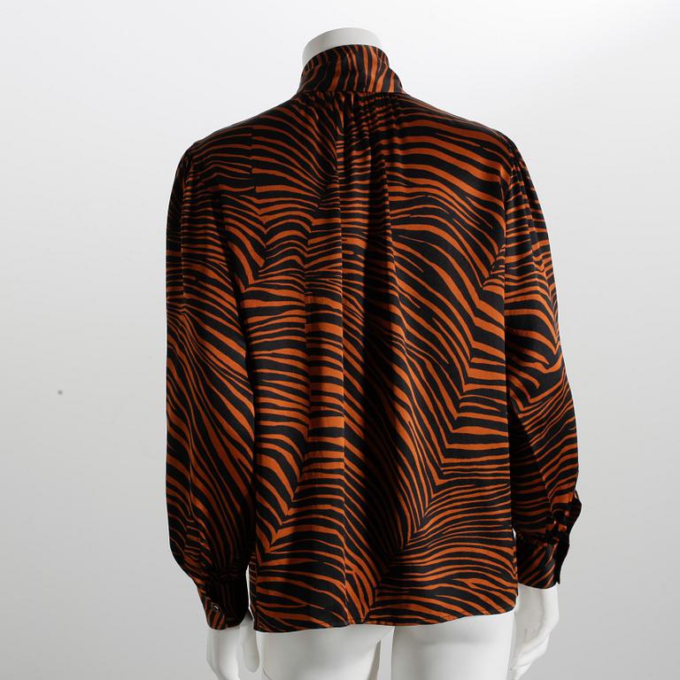 KNYTBLUS, Yves Saint Laurent.