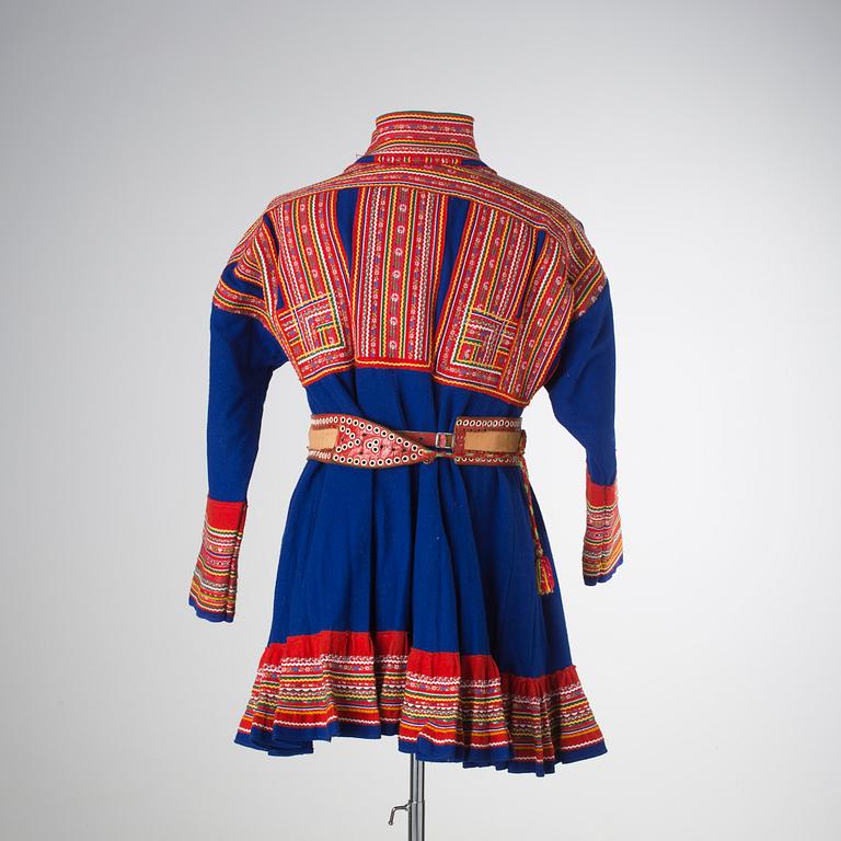 KOLT, med mössa, skärp och väska ("Bältesgehäng"), ylle och skinn. Mestadels 1900-talets första hälft.