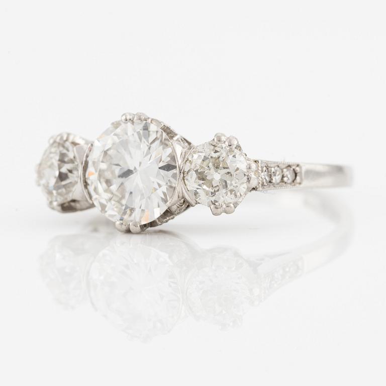 A platinum ring set with round brilliant- and old cut diamonds.