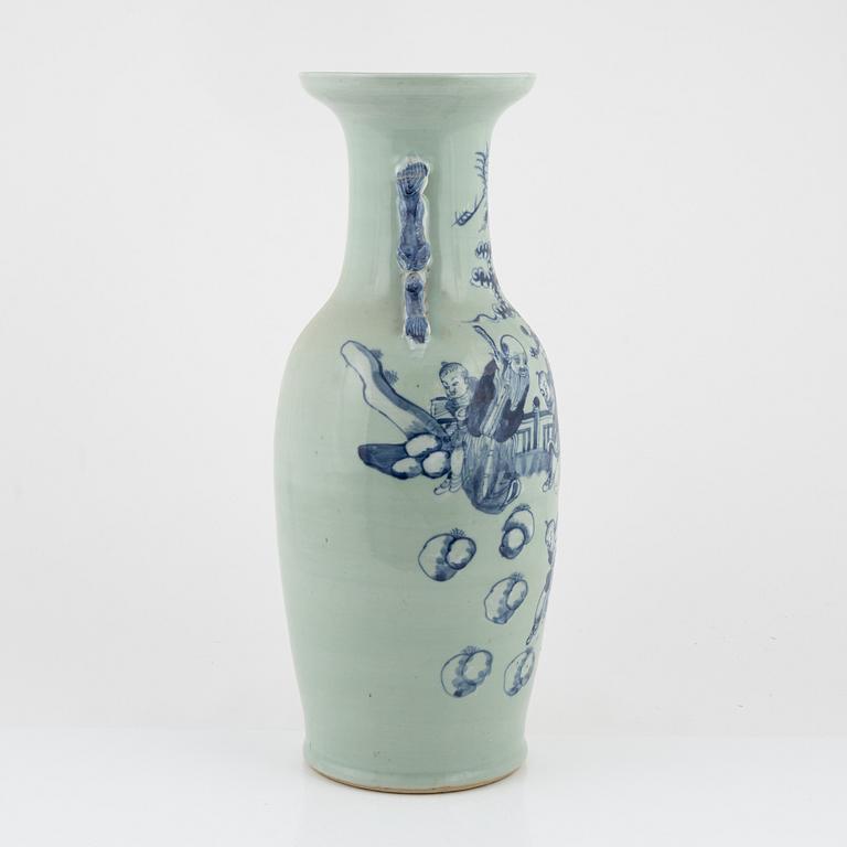 A Chinese porcelain vase, Qing dynasty, late 19th Century.