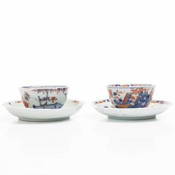 Koppar med fat, 2 st, med träställ, porslin, Kina, Qianlong (1736-95).