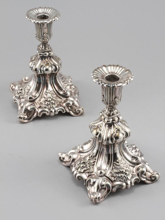 LJUSSTAKAR, nysilver, barockstil, 1900-tal.