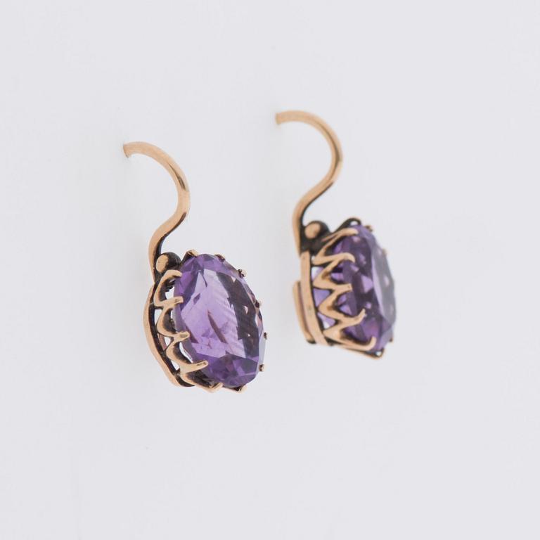 ÖRHÄNGEN, 14K (56) guld, ametister tot 4 ct,  ryska stämplar. Tot vikt 2,2 g.