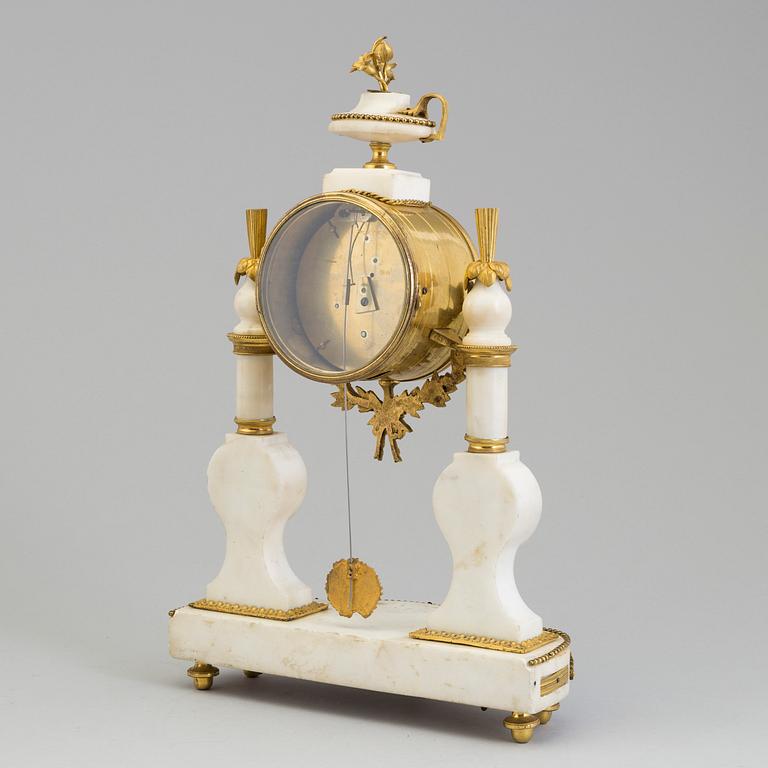 A MANTEL CLOCK, first half of the 19th century.