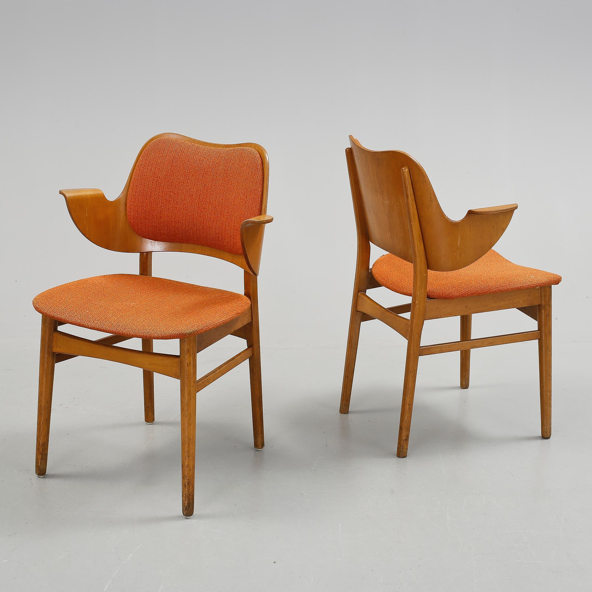 KARMSTOLAR ett par, teakfanér. Troligen Danmark, 1950-60-tal.