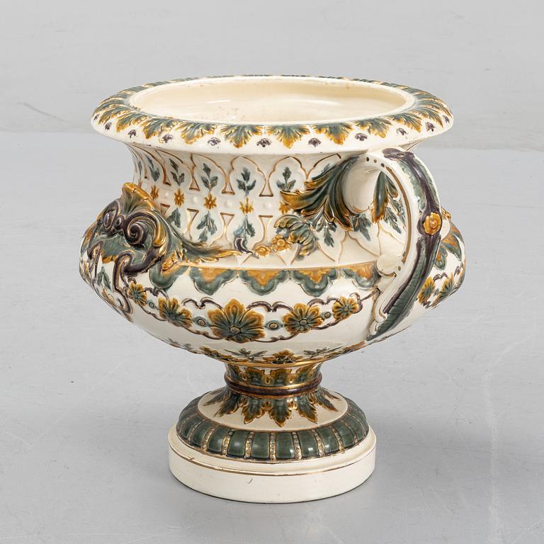 An earthenware urn from Rörstrand, around the year 1900.