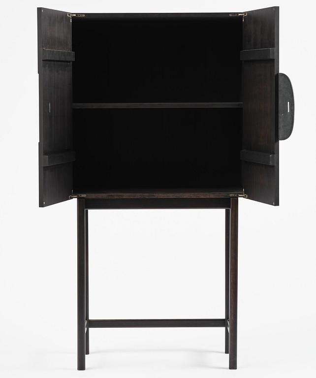 Mathieu Gustafsson, skåp, prototyp, "Tecknaren", utfört av snickarmästarna Markus Karlbom & Hannu Hietamäki, Burhult, 2024.