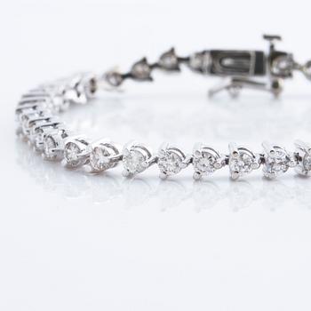 BRACELET, A ca 3.85 cts brilliant cut diamond bracelet.
