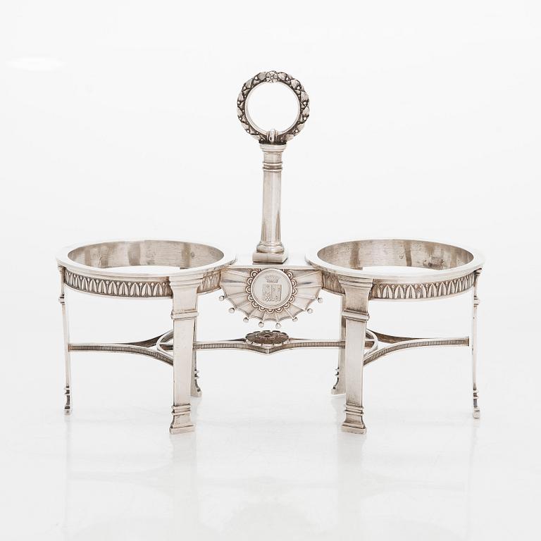 Bordssurtout samt ett par behållare, silver, Paris 1819-38. Empir.