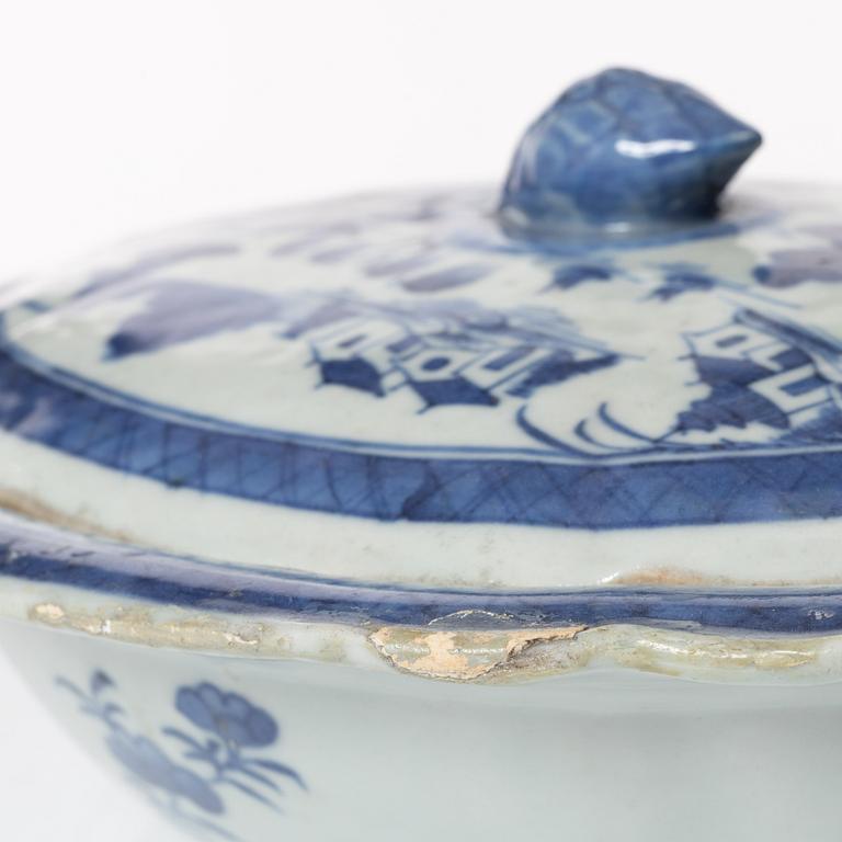 Terrin med lock, kompaniporslin, Kina, Qingdynastin, 1800-tal.