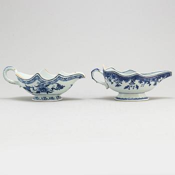 Two blue and white export sauceboats/saucers, Qing dynasty, Qianlong (1736-95).