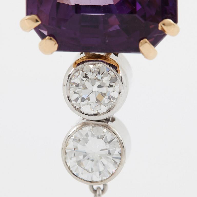 Hängsmycke 18K guld med en fasettslipad ametist, en rund briljant- och en gammalslipad diamant.