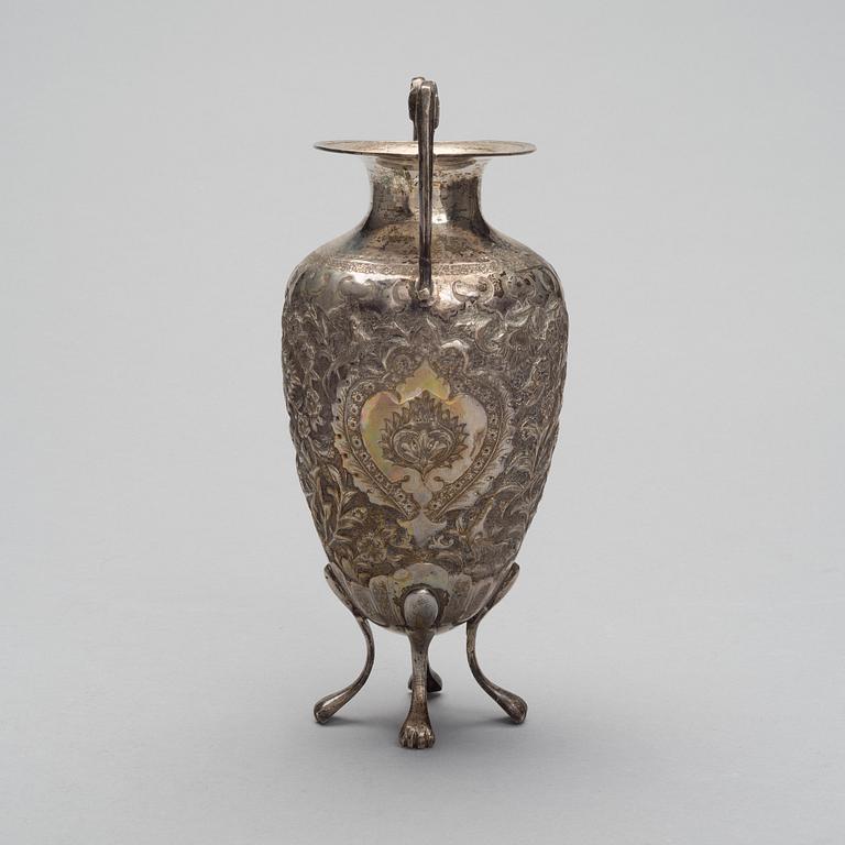 URNA / VAS, österländskt silver, finska kontrollstämplar 1969. Vikt 560 g.