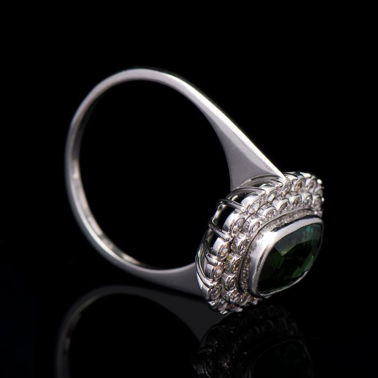 SORMUS, viistehiottu turmaliini, 8/8-hiotut timantit. A. Tillander, Helsinki 1975.