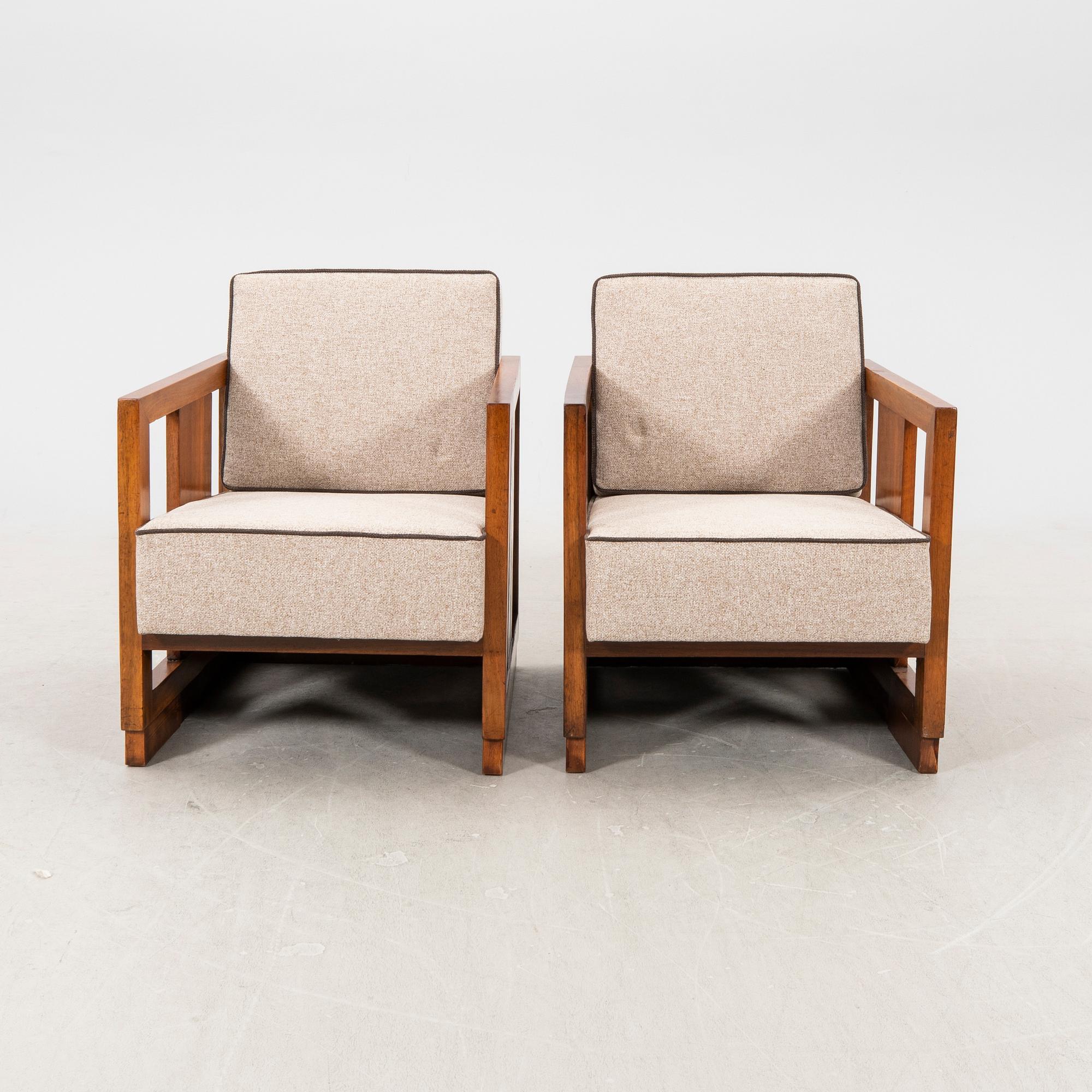A pair of lacquered wood art déco armchairs from the first half of the 20th century.