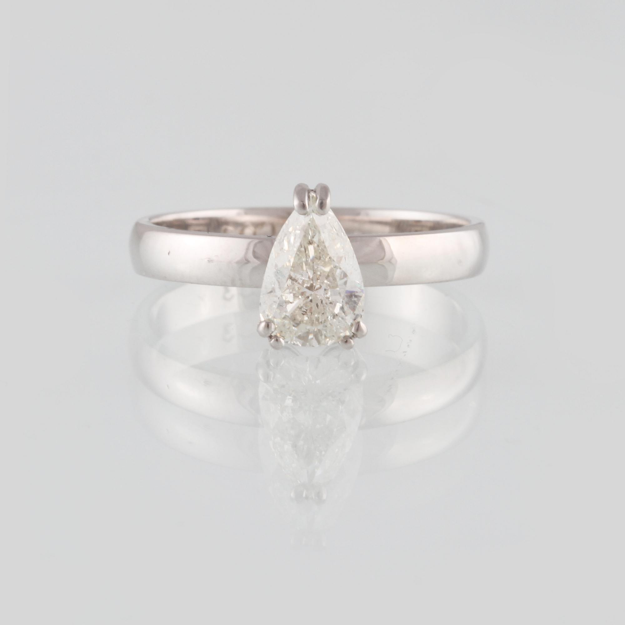 RING, 18K vitguld med droppslipad diamant 1.03 ct. Vikt 3,6 gram.