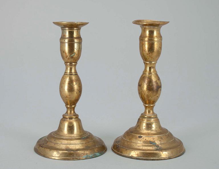 LJUSSTAKAR, 2 st, mässing, 1800-tal.