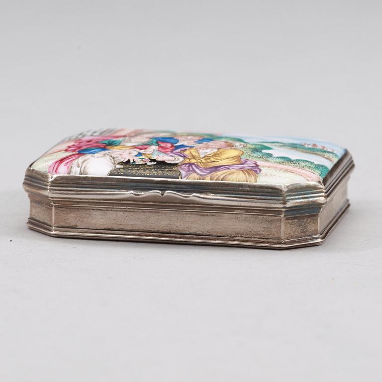 An enamel and silver snuff box, Qing dynasty, 18th Century.