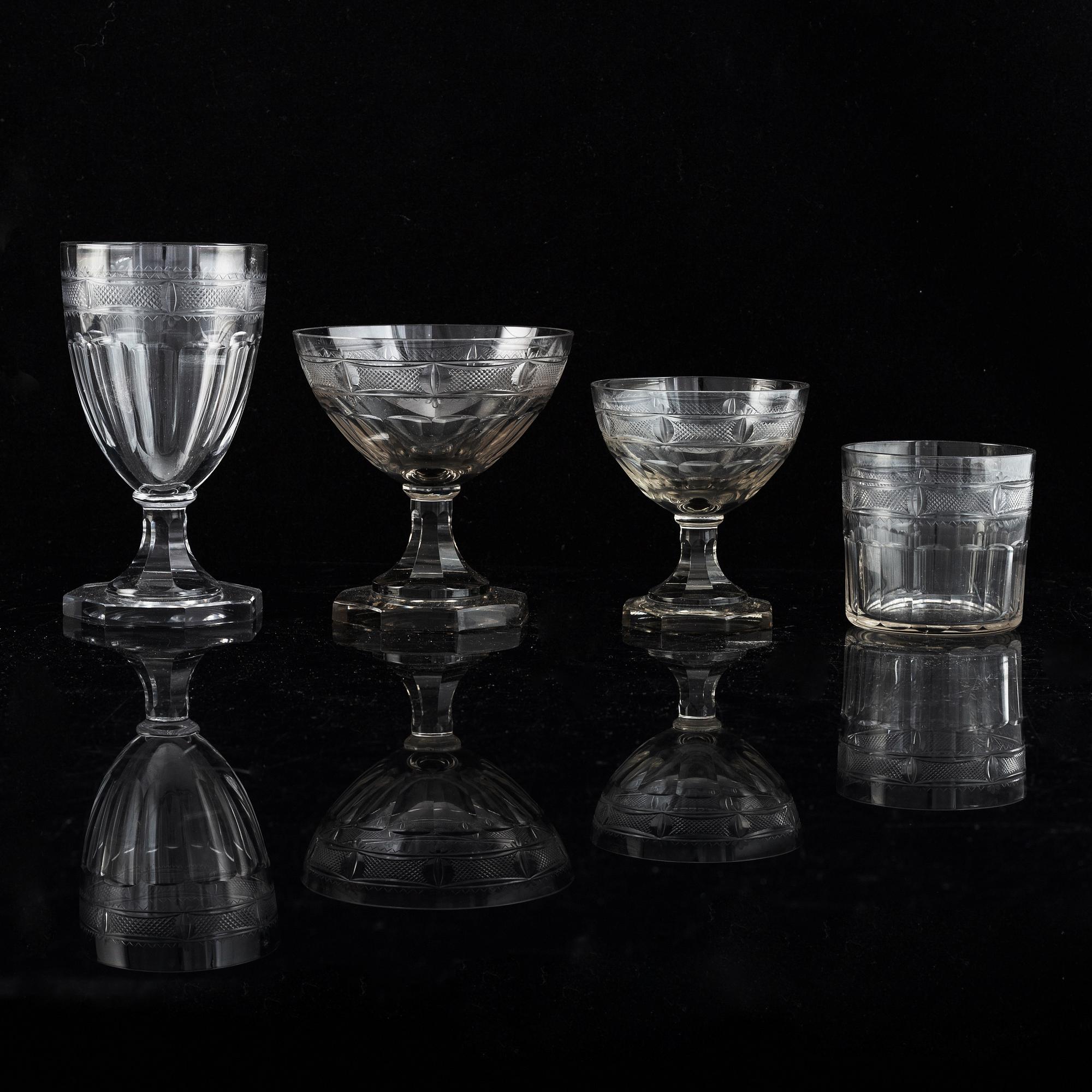 Gerda Strömberg, an early 20th century 37-pcs glass servis "Hörningsholm", Strömbergshyttan, Sweden.