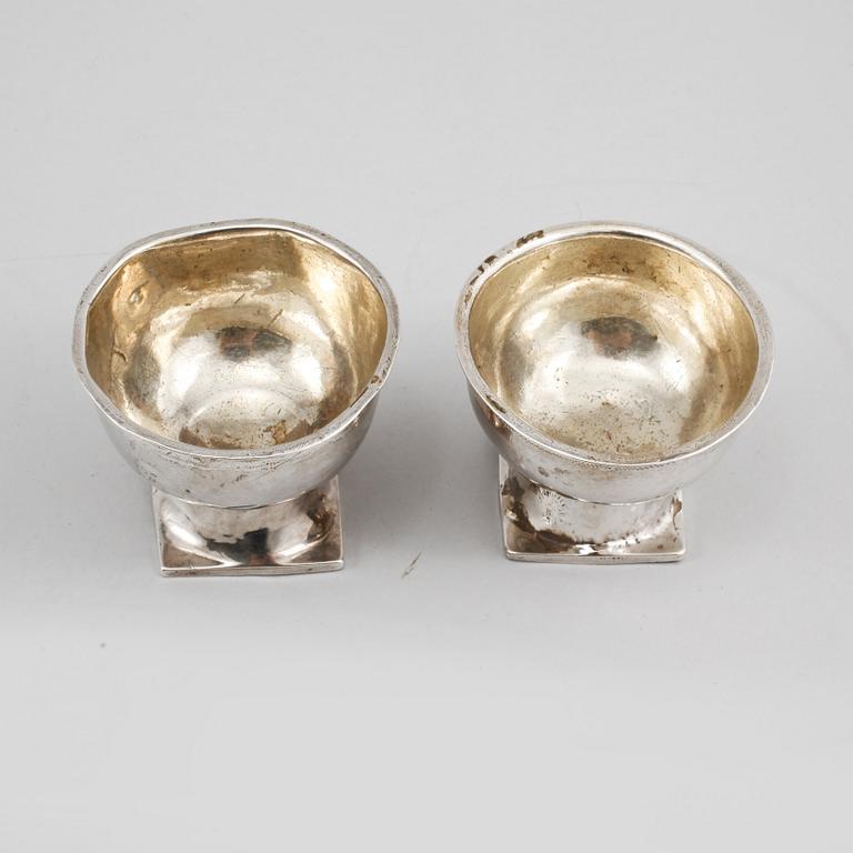 SUPKOPPAR, ett par snarlika, silver, delvis Georg Henrik Åkerberg, Växjö, 1800-talets första hälft, vikt 45 gram.