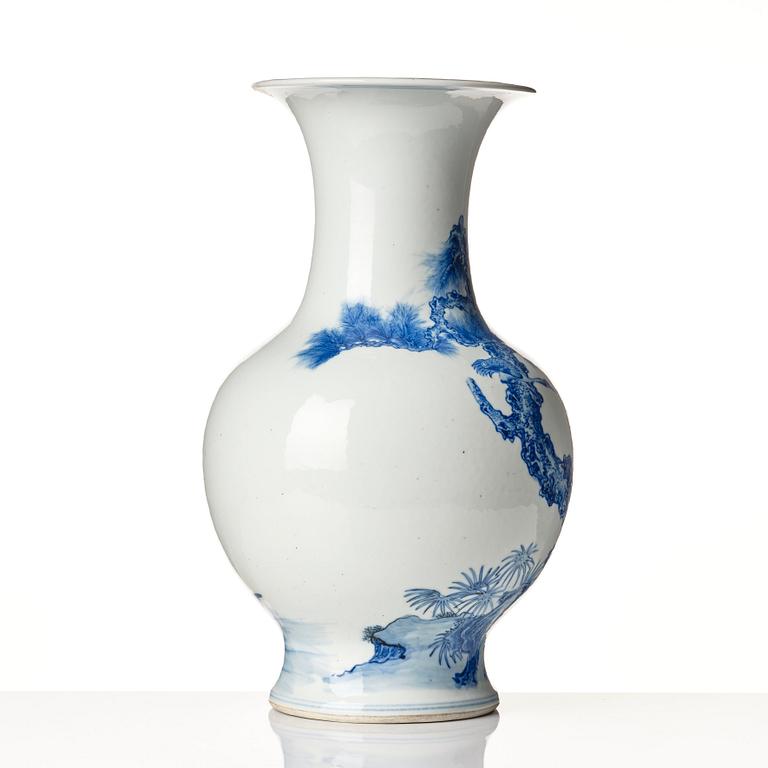 A blue and white baluster vase, late Qing dynasty, 19th Century.