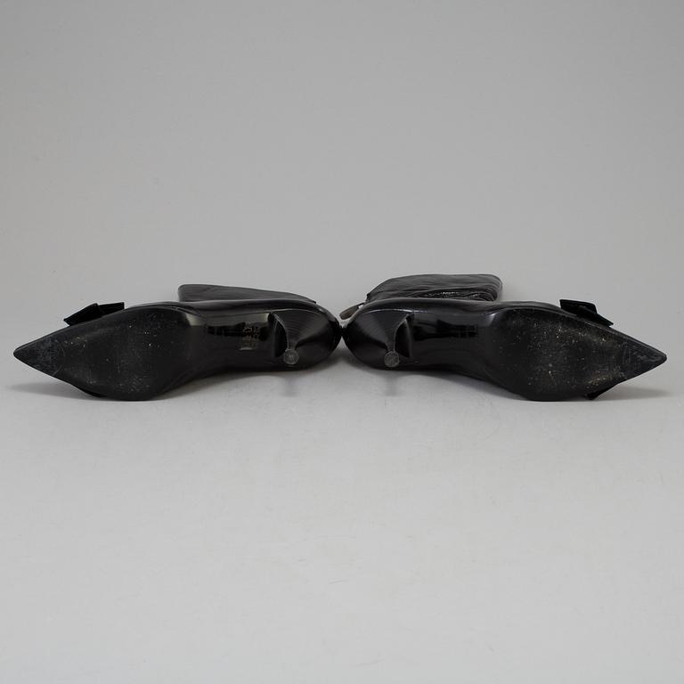 A pair of boots in size 40.