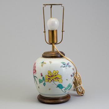 A Chinese Export porcelain jar converted to a table lamp decorated in famille rose. Qing dynasty, 19th century.