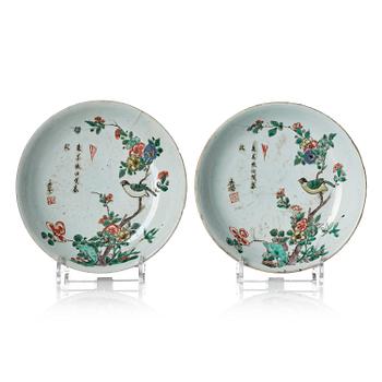1082. Tallrikar, ett par, porslin. Qingdynastin, Kangxi (1662-1722).