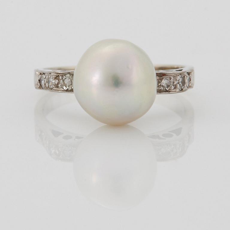 An 18K white gold ring set with a pearl and eight-cut diamonds.